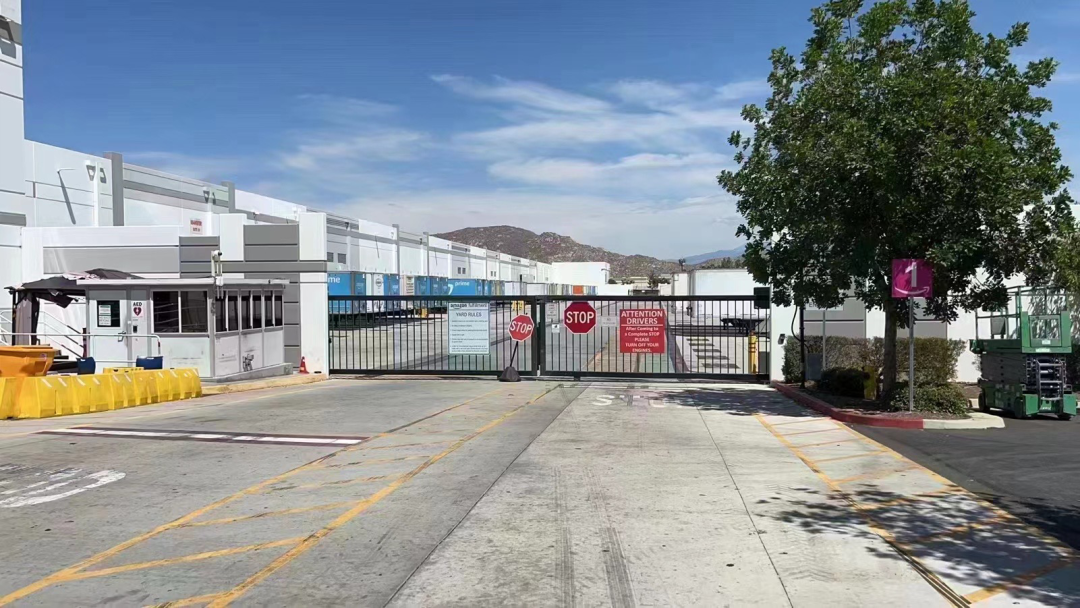 Chemical Leak from Rail Car in Perris Closes 215 Freeway-3 ペリスの鉄道車両から化学物質が漏洩、高速道路3号線215号線を閉鎖