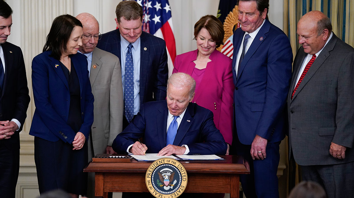 Biden Signs The Ocean Shipping Reform Act of 2022_3 バイデン氏、2022年海洋海運改革法に署名_3