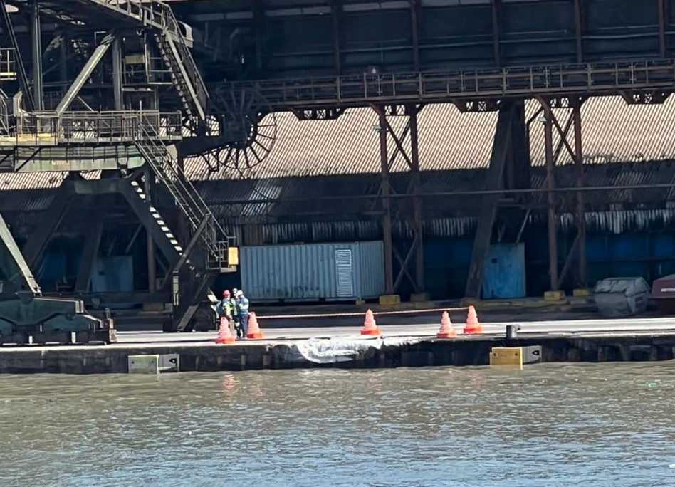 Bulk Carrier Strikes Pier At Santos Port, Brazil ばら積み貨物船がブラジルのサントス港の桟橋に衝突