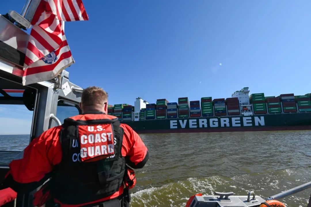 Container Ship Runs Aground in Chesapeake Bay_1 チェサピーク湾でコンテナ船が座礁_1