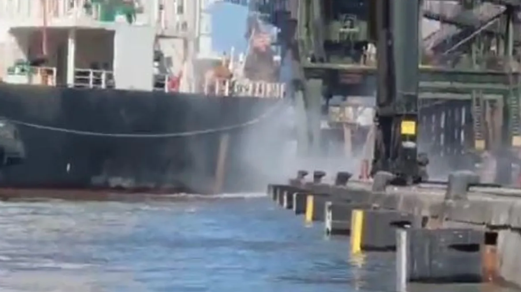 Bulk Carrier Strikes Pier At Santos Port, Brazil_2 ばら積み貨物船がブラジルのサントス港の桟橋に衝突_2