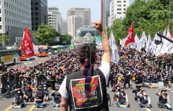 トラック運転手がストライキで韓国の港に影響_2