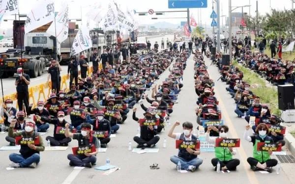 トラック運転手がストライキで韓国の港に影響_4